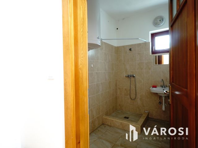 2az1-ben családi ház a Somló lábánál