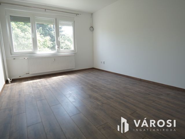 Berzsenyi utcában igényes, földszinti, erkélyes lakás