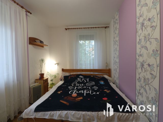 Nappali + 3 szoba, csendes, nyugodt lakókörnyezetben.