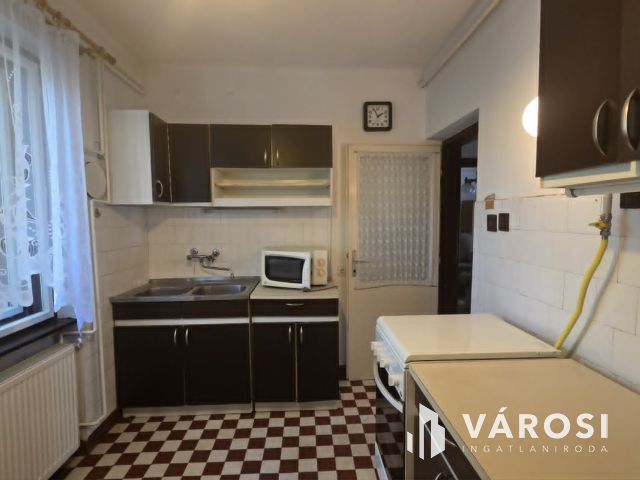 Sok lehetőséget rejtő ház-Debrecen belvárosának közelében