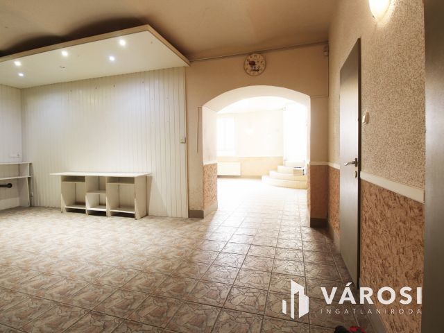 Világos, szuterén üzleti bejáratos üzlethelyiség