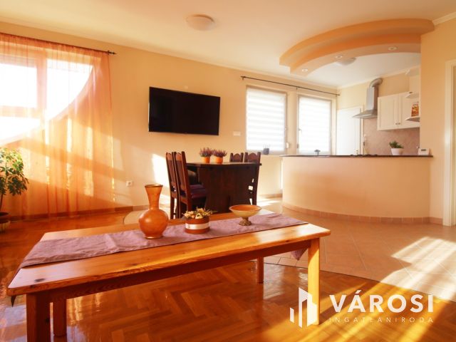 Belvárosi, amerikai konyhás lakás kiadó!