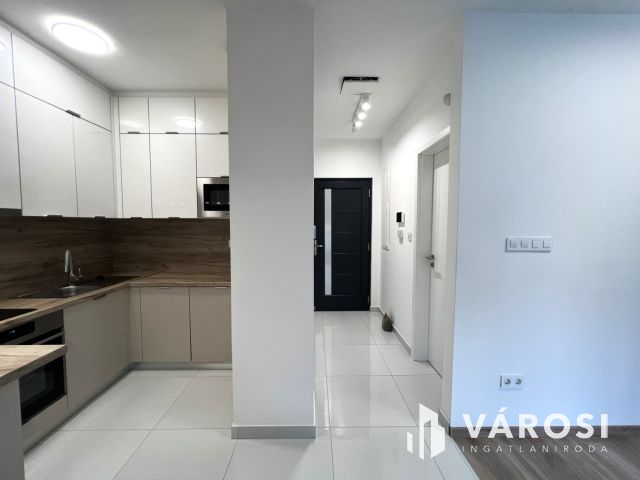 Belvárosi luxus 1 emeleti lakás garázsbeállóval kiadó