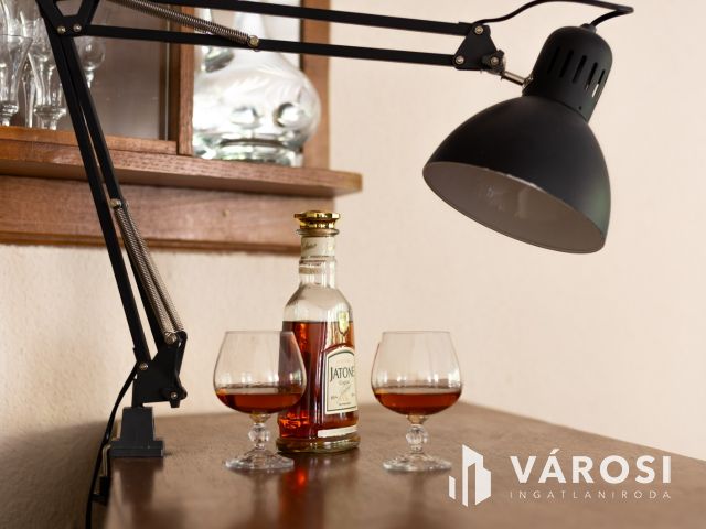 Diófás csapókerti ház medencével, szaunával eladó